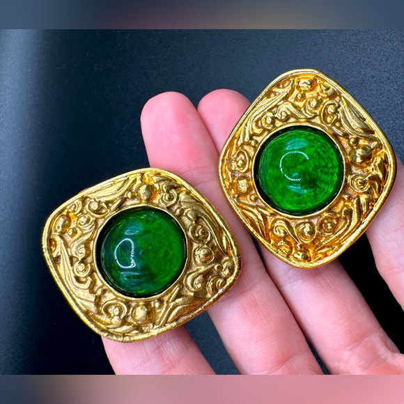 CHANEL Jewelry - LOT 1520 24K gold plated CHANEL vintage clip on earrings green gripoix glass